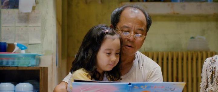 Японские отцы и дочь видео. Чудо в камере номер 7 Корея. Чудо в камере номер 7 Корея кадры.